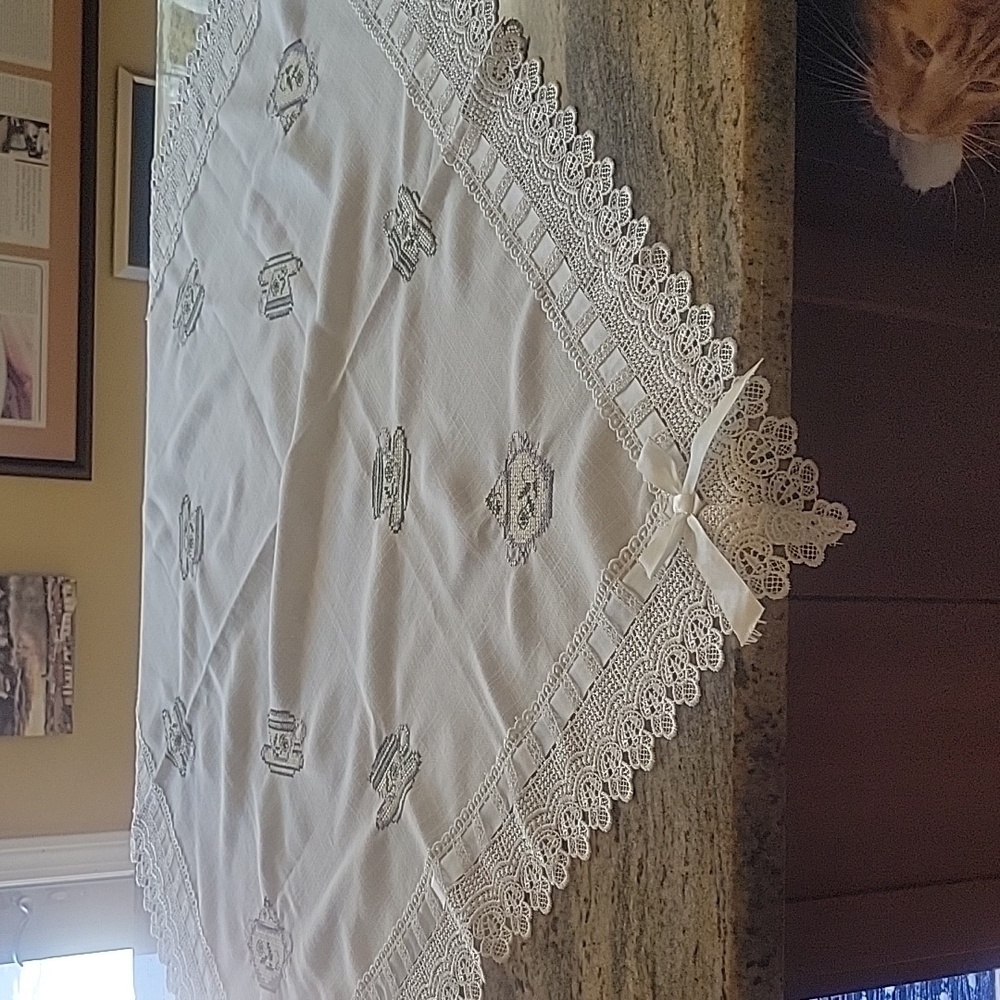 Gorgeous small square table runner/cloth🌟